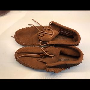 Minnetonka moccasins• 8.5
